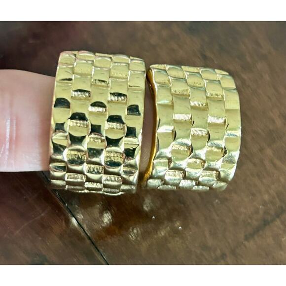 VINTAGE SIGNED GIVENCHY HALF HOOP WIDE BASKETWEAVE CLIP EARRINGS SHINY GOLD - Picture 1 of 3